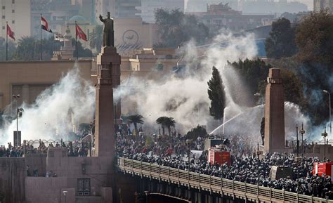 A Revolução de 2011 no Egito: Uma História de Esperança, Desilusão e o Legado Persistente de Ibrahim Issa